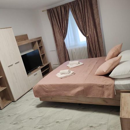 Апартаменты Garsoniera G3 Крайова Экстерьер фото